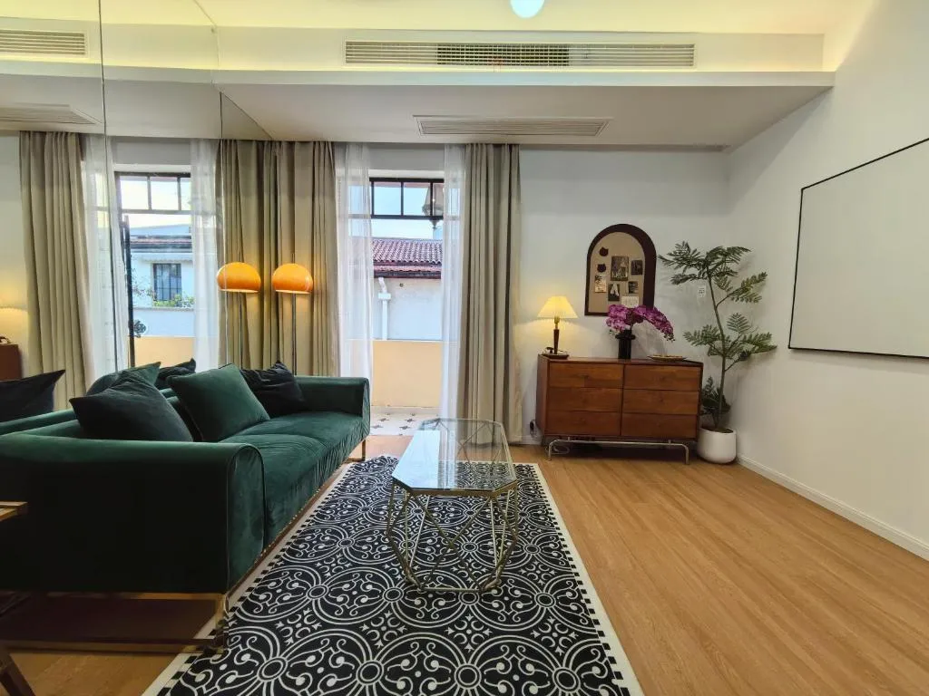 Image of Shanghai Hills & Zinn Sunshine BnB with Balcony Near Metro Line1 Changshu rd