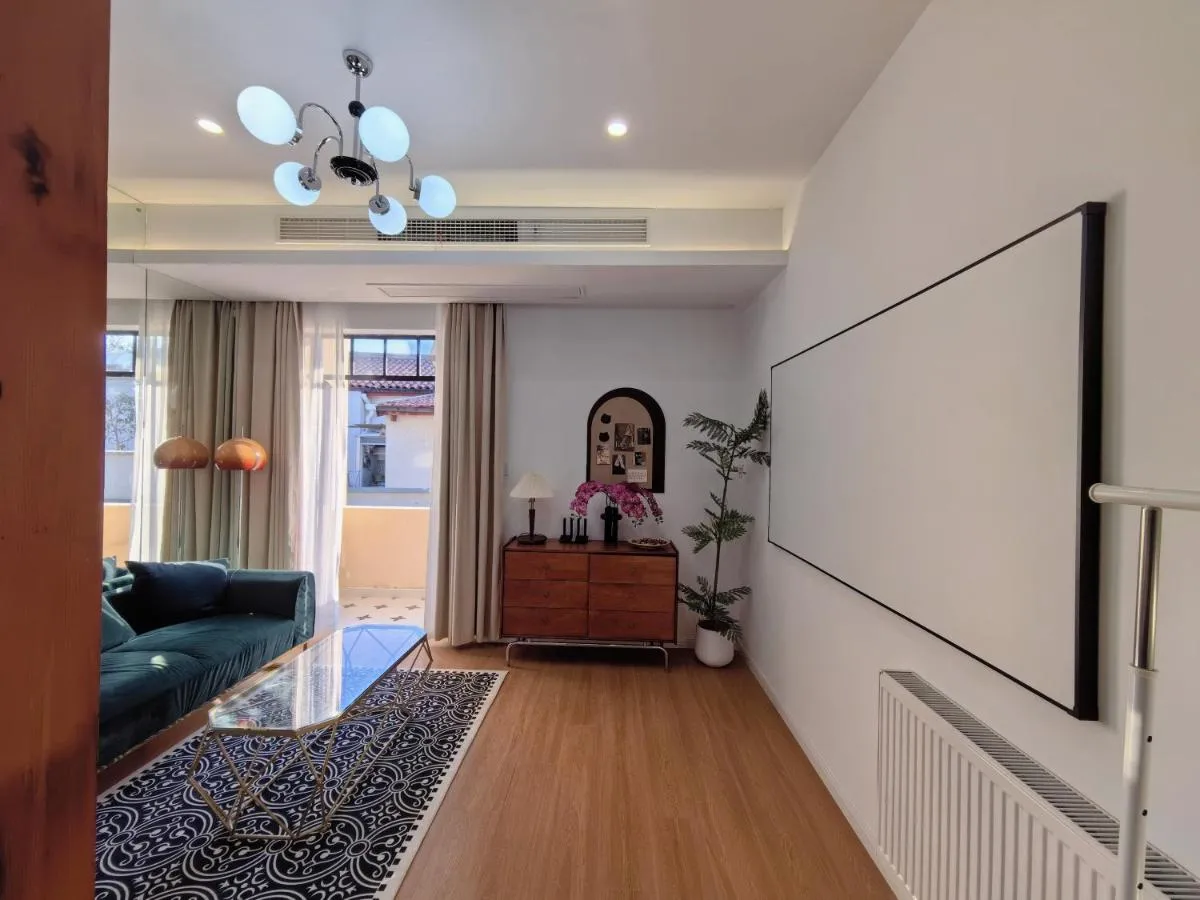 Image 1 of Shanghai Hills & Zinn Sunshine BnB with Balcony Near Metro Line1 Changshu rd