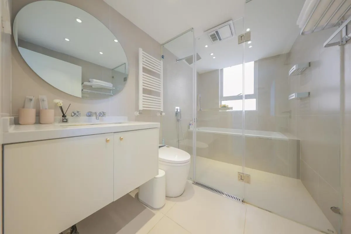 Image 2 of Warm Four Bedroom Apartment with Huangpu River View