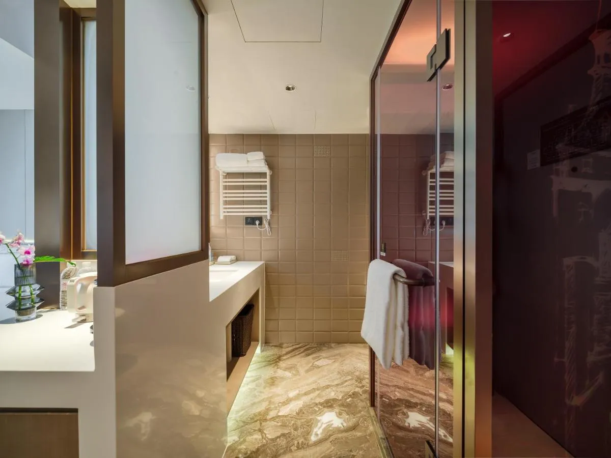 Image 2 of Donghu Collection Hotel
