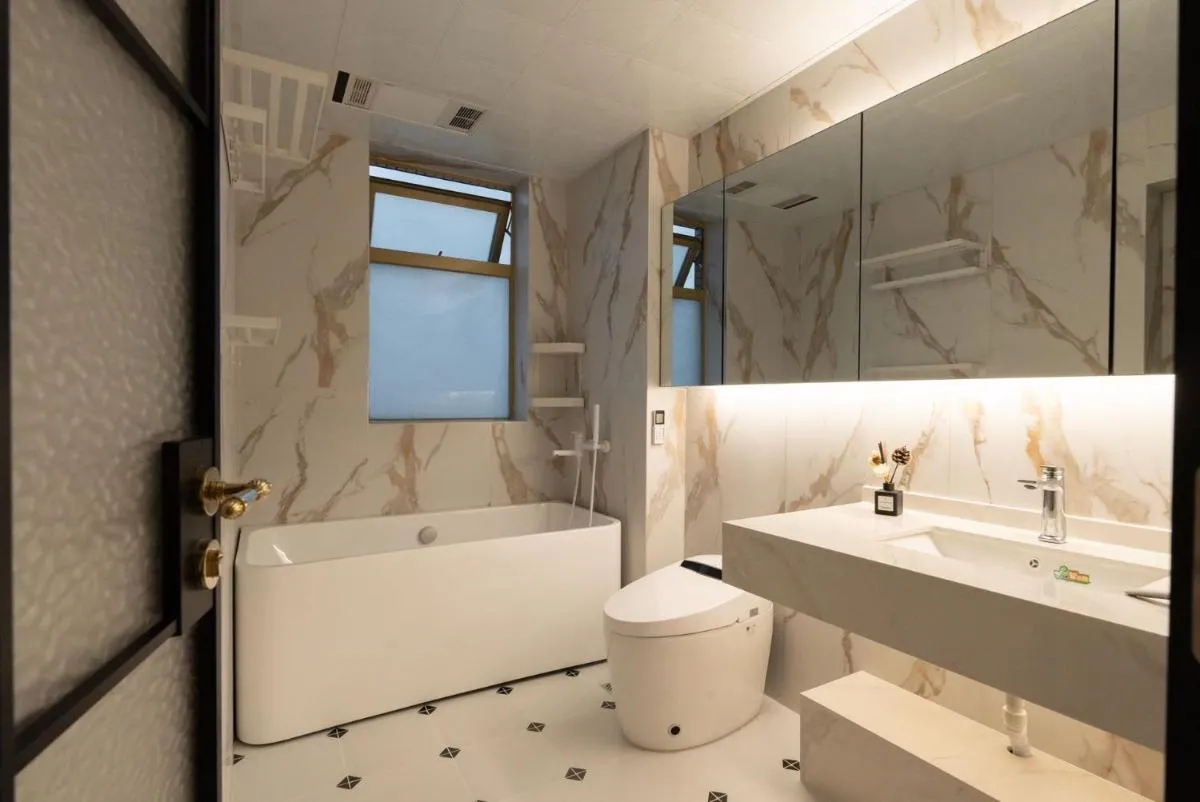 Image 2 of Eastern Hub – Bund Branch Yuyuan Garden Artistic 3bedroom with Bund View