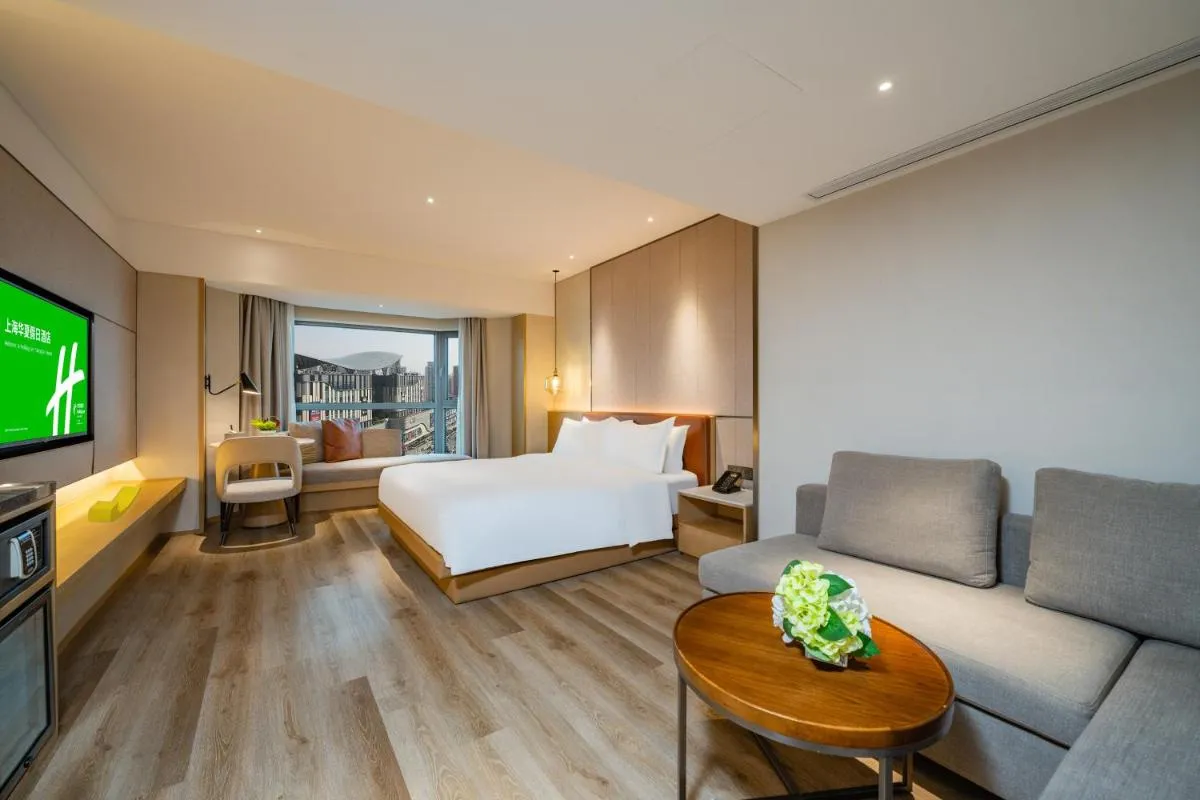 Image 4 of Holiday Inn Shanghai Huaxia by IHG – overlooking city scenery at Sky View Restaurant