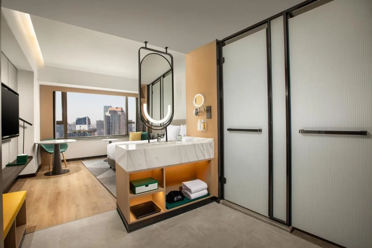 Image 2 of Holiday Inn Shanghai Nanjing Road by IHG
