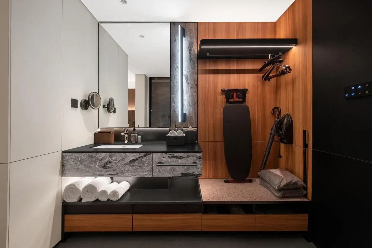 Image 2 of Intercity Shanghai Lujiazui Center near Pudong South Road Subway Station- Free Minibar for First Night