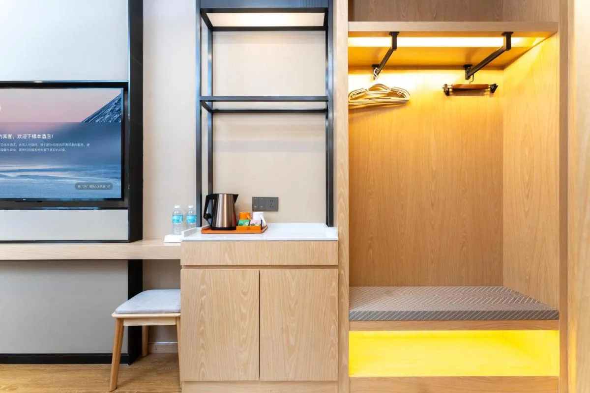Image 2 of Shanghai Manhua Hotel-Provides free shuttle service to Disneyland